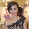 Deasy Noviyanti di Pameran Foto Jerry Aurum Bertajuk 'On White'