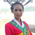 Fiona Callaghan Kenakan Baju Adat Suku Tobaru dari Maluku