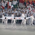 Para Mantan Atlet Korea Selatan Membawa Bendera Komite Olimpiade Asia