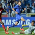 Adisak Kraison Berhasil Membobol Gawang Teguh Amiruddin