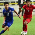 Syakir Sulaiman Saat Berebut Bola dengan Narubadin Weerawa