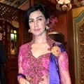 Amy Qanita Fitting Baju di Butik Anne Avantie