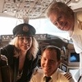 Kim Cattrall Pose Bersama Pilot Maskapai Air Canada