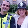 Kim Cattrall Berpose dengan Polisi London