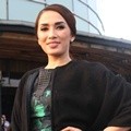 Ussy Sulistiawaty Peragakan Koleksi Billy Tjong for Zalora