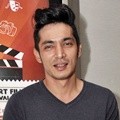Abimana Aryasatya Hadiri Gala Premier 'Haji Backpacker'