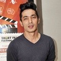 Abimana Aryasatya Hadiri Gala Premier 'Haji Backpacker'