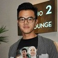 Dion Wiyoko Hadir di Gala Premier 'Haji Backpacker'