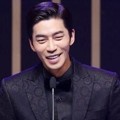 Shin Sung Rok Raih Piala Hot Star