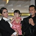Ussy Sulistiawaty dan Andhika Pratama Buka Outlet Ketiga Fashion Hijab 'Ussy House of Moeslem'