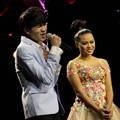 Julian Jacob Nyanyikan Lagu untuk Aurel Hermansyah