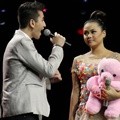 Aurel Hermansyah Terima Boneka Pemberian Verrell Bramasta