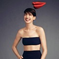 Anne Hathaway Berpose dengan Hiasan Kepala Bentuk Bibir