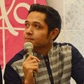 Dude Harlino Saat Pembukaan Gerai Shafira Encyclo