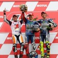 Para Juara Berdiri Bersama di Atas Podium