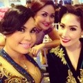 Melaney Ricardo, Cici Panda dan Ayu Dewi di Malam Midodareni