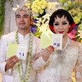 Raffi Ahmad dan Nagita Slavina Menunjukkan Buku Nikah