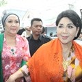 Titiek Puspa Ikut Memandikan Nagita Slavina