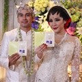 Raffi Ahmad dan Nagita Slavina Menunjukkan Buku Nikah