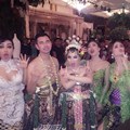 Aksi Kocak Raffi Ahmad dan Nagita Slavina Saat Berfoto Bersama