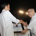 Jaya Suprana Berikan Piagam MURI Atas Pemecahan Rekor Mendapat Sambutan Rakyat Terakbar
