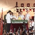 Jokowi Pada Saat Pemotongan Tumpeng