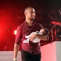 Marcell Siahaan Tampil di 'Konser Salam Tiga Jari' Sambil Menggendong Bayi