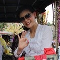 Olga Lydia Menumpang Kereta Kuda