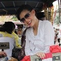 Olga Lydia Menumpang Kereta Kuda