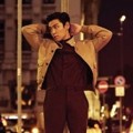 T.O.P Big Bang Bergaya di Tengah Jalan