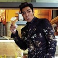 T.O.P Big Bang Saat Bergaya Memakan Es Krim
