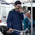 T.O.P Big Bang Pose Lucu dengan Bunga