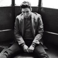 T.O.P Big Bang Berpose di Dalam Kereta
