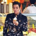 T.O.P Big Bang Saat Menikmati Es Krim di Italia
