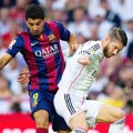 Luis Suarez Saat Berebut Bola dengan Sergio Ramos