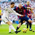 Cristiano Ronaldo Saat Dihadang Jeremy Mathieu