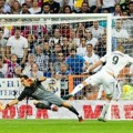 Karim Benzema Saat Membobol Gawang Barcelona
