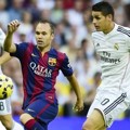 Andres Iniesta Saat Berebut Bola dengan James Rodriguez