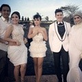 Julia Perez Pura-Pura Sedih Berpose di Antara Pasangan Suami-Istri