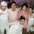 Raffi Ahmad Kenakan Jas Merah Muda Atas Permintaan Nagita Slavina