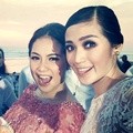 Jessica Iskandar Berpose dengan Mempelai Wanita