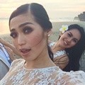 Jessica Iskandar dan Kartika Putri Selfie di Tepi Pantai