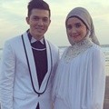 Irwansyah dan Zaskia Sungkar Berpose dengan Latar Belakang Matahari Terbenam