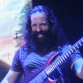 John Petrucci Sang Gitaris Bermain Total