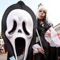 Kostum Topeng Scream Meriahkan Parade Halloween Kawasaki