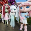Peserta Parade Tampilkan Kostum dengan Kepala Boneka