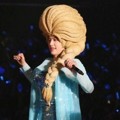 Kyuhyun Tampil Kenakan Kostum Elsa dengan Wig Raksasa