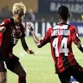 Pemain Persipura Merebut Bola