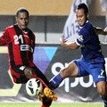 Yustinus Pae Menjaga Bola dari Atep