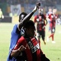 Nelson Alom Bertahan dari Serangan Persib